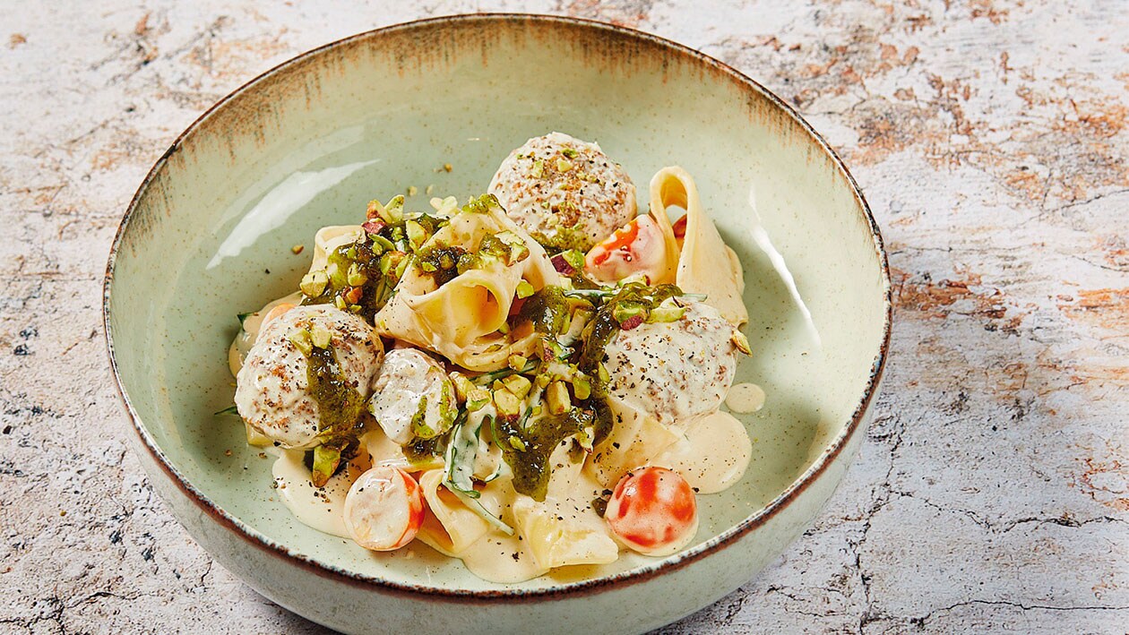 Pasta fresca a la crema de hongos con albóndigas, rúcula y pistachos Pasta fresca a la crema de hongos con albóndigas, rúcula y pistachos