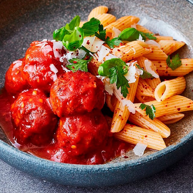 Penne arrabbiata con albóndigas vegetarianas Penne arrabbiata con albóndigas vegetarianas