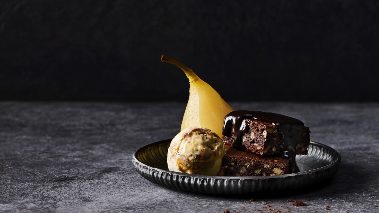 Pera al vino blanco con brownie y helado de caramelo salado – - Receta - UFS