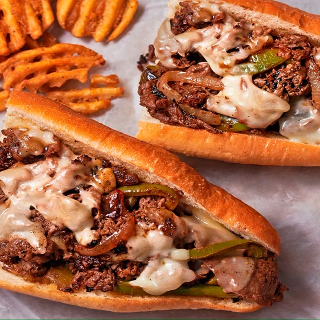 Philly Cheesesteak con pimientos y cebollas a la parrilla Philly Cheesesteak con pimientos y cebollas a la parrilla