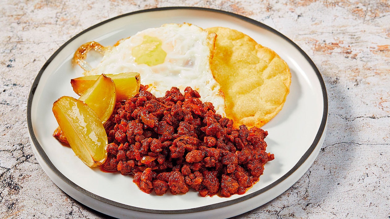 Picadillo vegano, con huevo frito y pan de maíz crujiente – - Receta - UFS