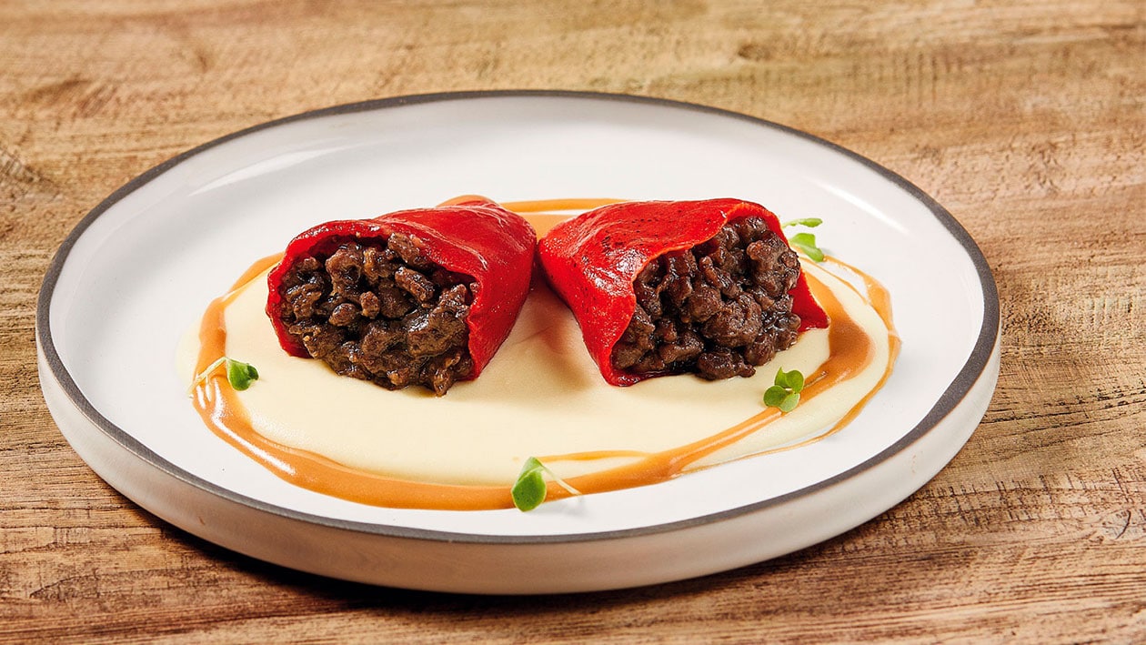 Pimientos rellenos de carne vegetal, crema de patata ahumada y jugo – - Receta - UFS