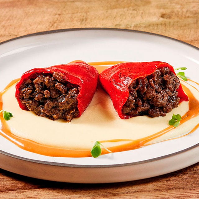 Pimientos rellenos de carne vegetal, crema de patata ahumada y jugo Pimientos rellenos de carne vegetal, crema de patata ahumada y jugo