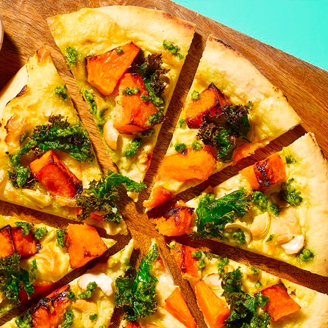 Pizza Blanca con Calabaza Asada, Pesto de Col Rizada y Anacardos Pizza Blanca con Calabaza Asada, Pesto de Col Rizada y Anacardos