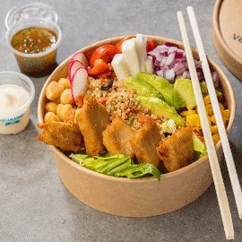 Poke de quinoa, rabanos, cebolla roja y NoPollo con mayonesa de yuzu Poke de quinoa, rabanos, cebolla roja y NoPollo con mayonesa de yuzu