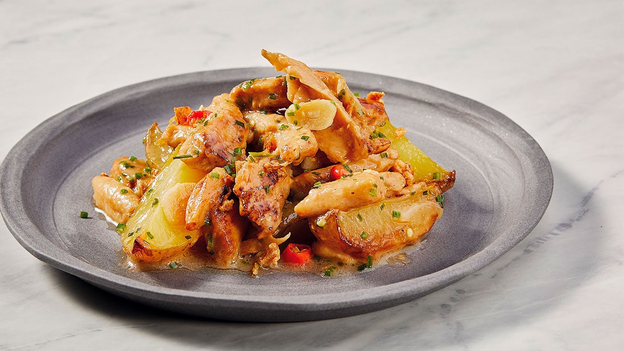 Pollo al ajillo vegano con patatas asadas y cebolla quemada – - Receta - UFS Pollo al ajillo vegano con patatas asadas y cebolla quemada – - Receta - UFS