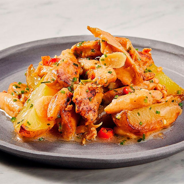 Pollo al ajillo vegano con patatas asadas y cebolla quemada Pollo al ajillo vegano con patatas asadas y cebolla quemada