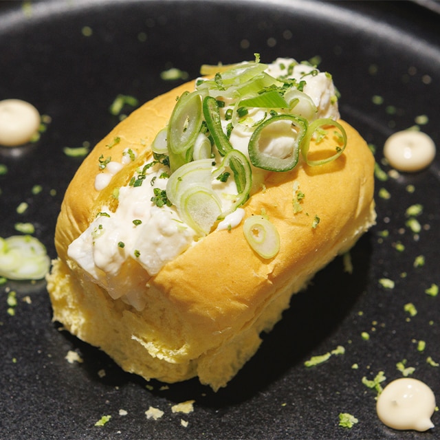 Roll de ensaladilla de atún, mayonesa ahumada y ralladura de lima Roll de ensaladilla de atún, mayonesa ahumada y ralladura de lima