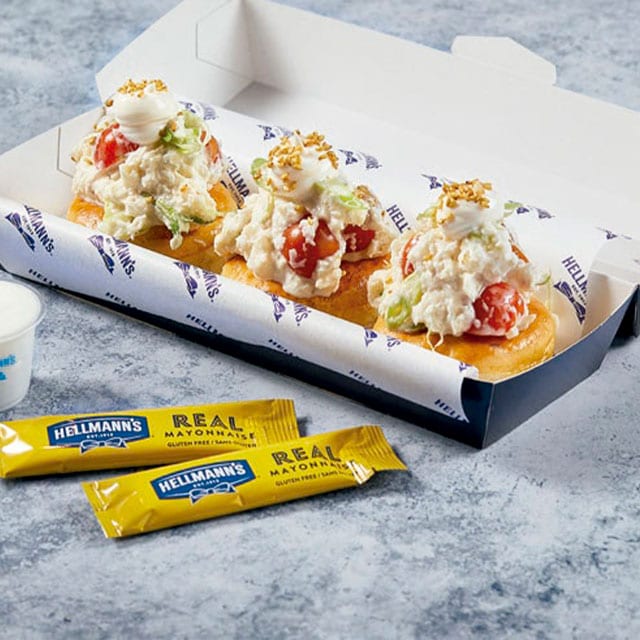 Rolls de brioche con ensaladilla de bacalao y mayonesa de aceitunas Rolls de brioche con ensaladilla de bacalao y mayonesa de aceitunas