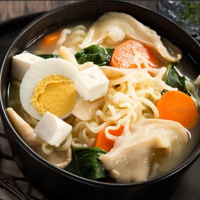 Ramen de Vegetales con Huevo y Queso Panela