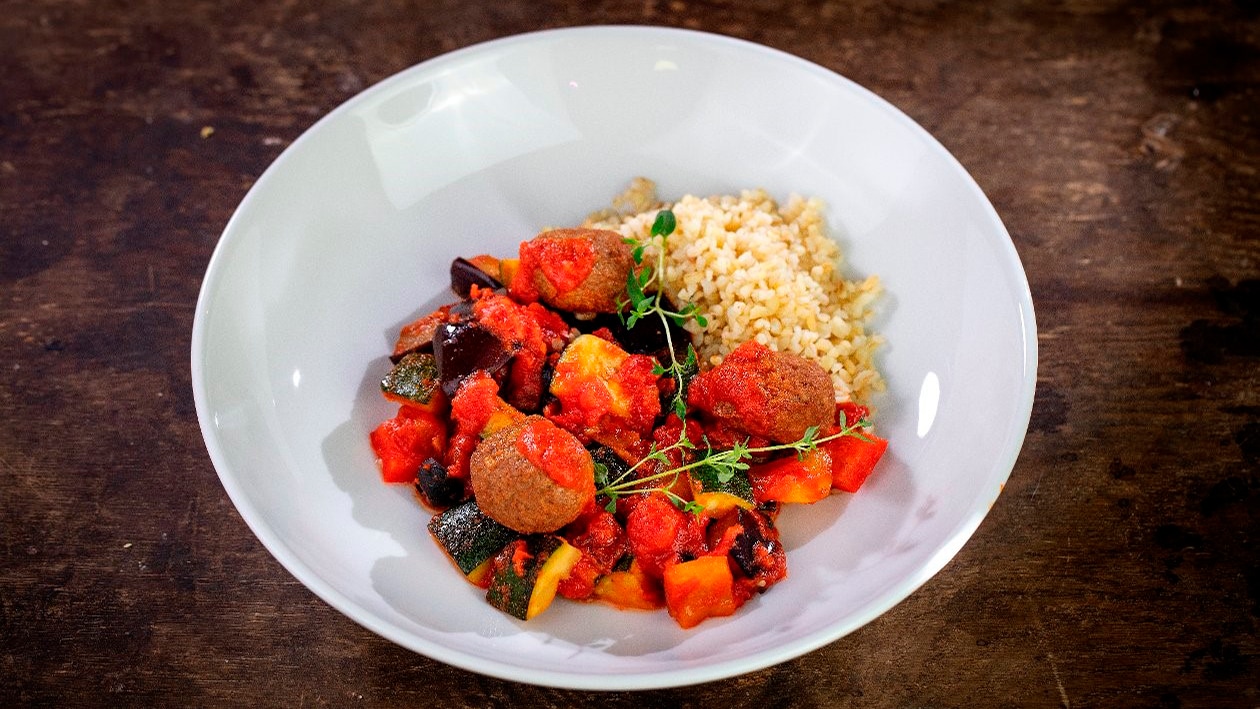 Ratatouille con albóndigas vegetarianas y bulgur – - Receta - UFS