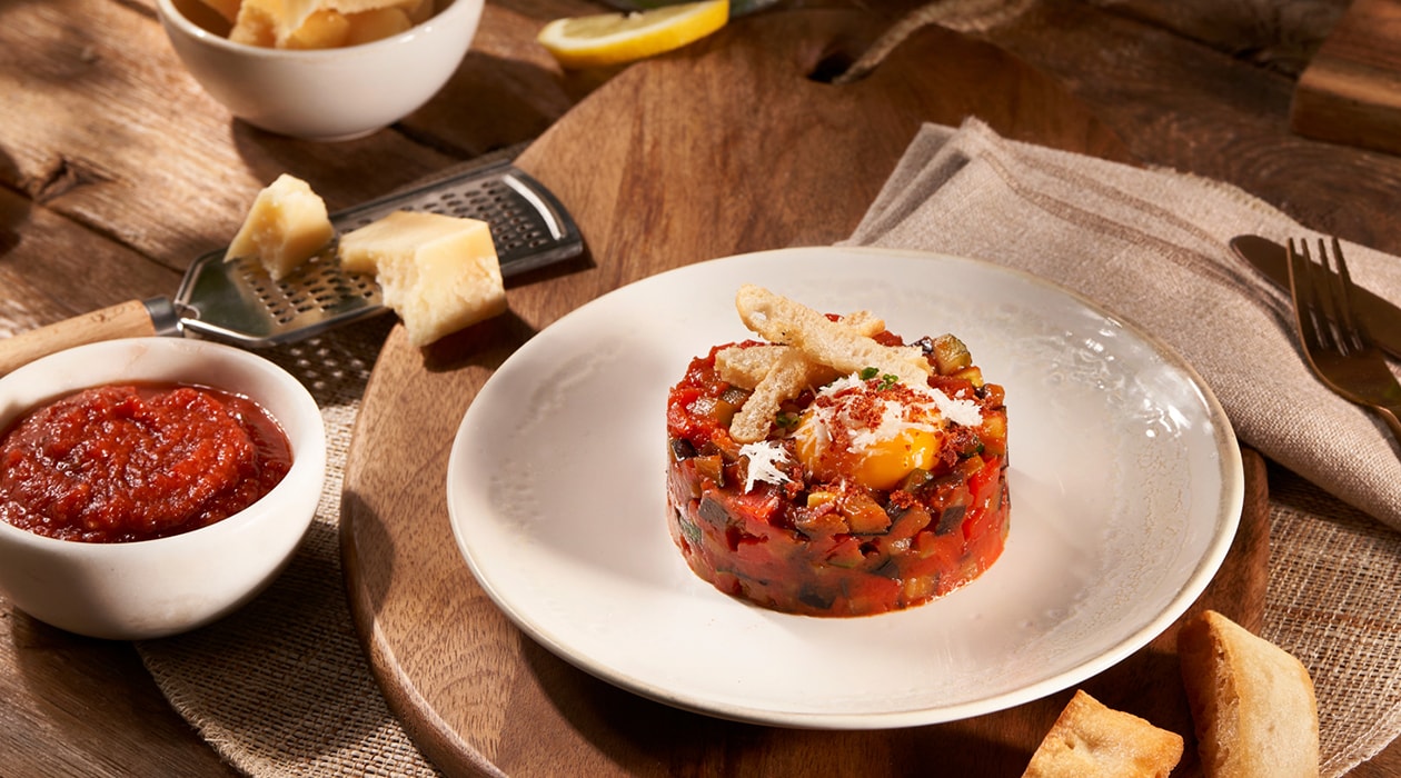 Ratatouille en timbal con crujiente de pan y yema curada – - Receta - UFS