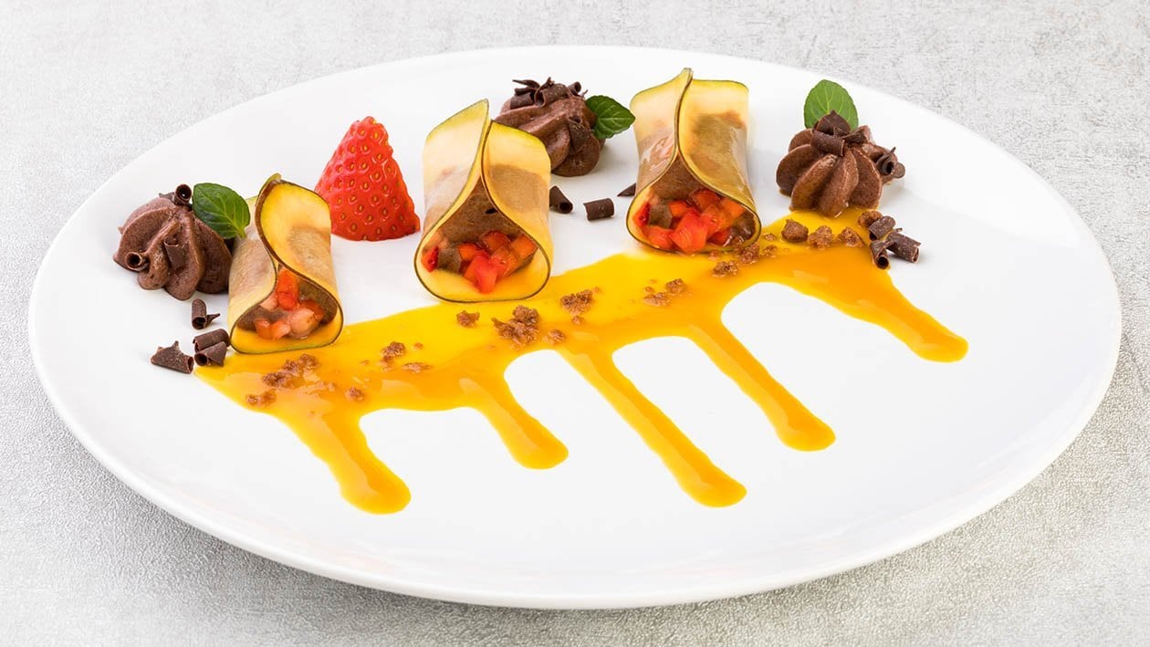 Raviolis de mango rellenos de mousse de chocolate y fresa con coulis de mango y marrasquino – - Receta - UFS
