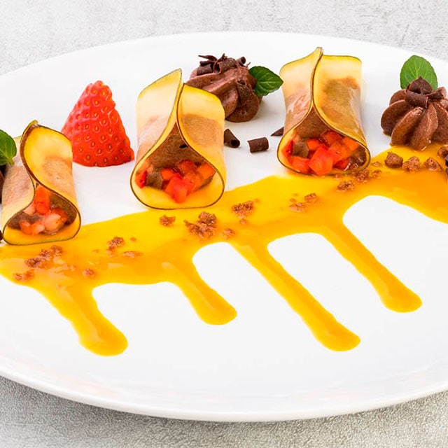 Raviolis de mango rellenos de mousse de chocolate y fresa con coulis Raviolis de mango rellenos de mousse de chocolate y fresa con coulis