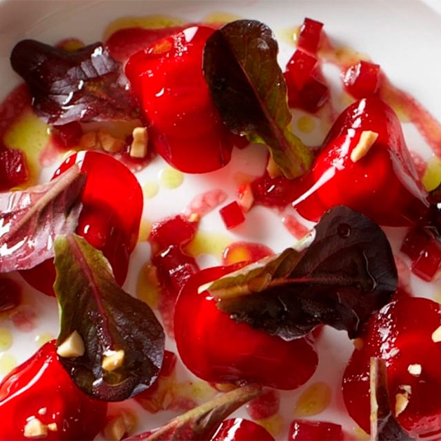 Raviolis de remolacha con queso de cabra y vinagreta de cebolla roja