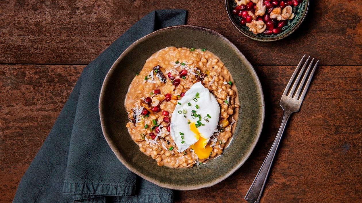 Risotto de cebada y setas con huevo, nueces y semillas de granada – - Receta - UFS