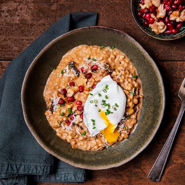 Risotto de cebada y setas con huevo, nueces y semillas de granada Risotto de cebada y setas con huevo, nueces y semillas de granada