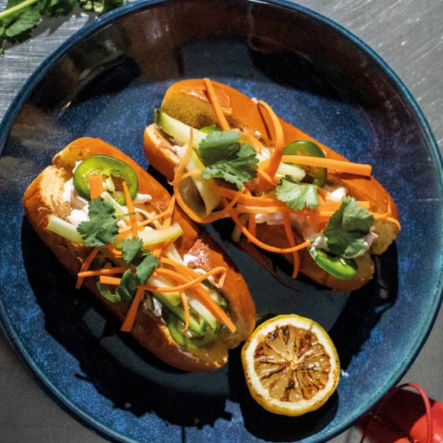 Rollito de langosta estilo Bánh Mì Rollito de langosta estilo Bánh Mì