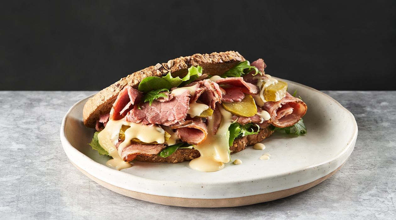 Sándwich de pastrami con Salsa Gouda – - Receta - UFS