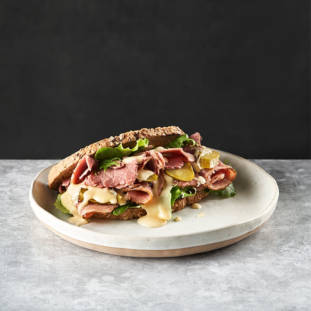 Sándwich de pastrami con Salsa Gouda