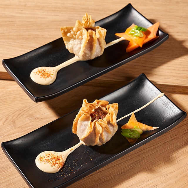 Shumai rellenos de carne de cerdo y jengibre fritos, con salsa especiada de soja y miel Shumai rellenos de carne de cerdo y jengibre fritos, con salsa especiada de soja y miel