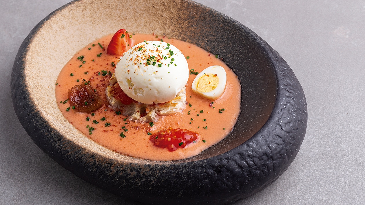 Sopa de fresas y tomates con helado de queso sobre tosta de pan con tomate y crujiente de jamón – - Receta - UFS Sopa de fresas y tomates con helado de queso sobre tosta de pan con tomate y crujiente de jamón – - Receta - UFS