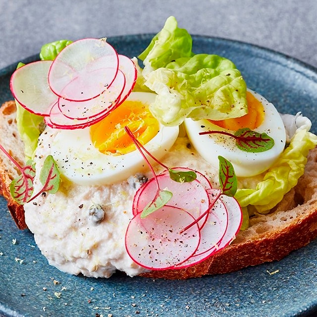 Sándwich de atún con lechuga y rábano Sándwich de atún con lechuga y rábano
