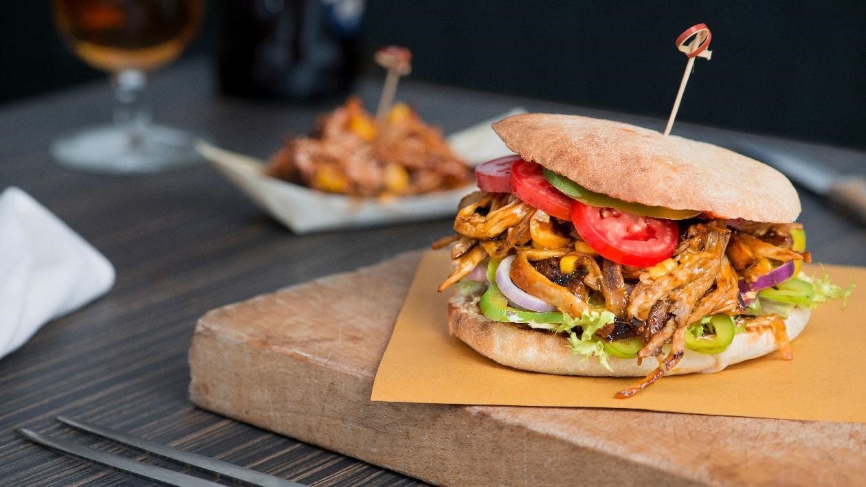 Sándwich de carne desmenuzada asada con salsa barbacoa – - Receta - UFS