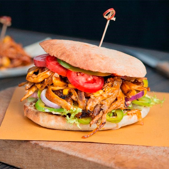 Sándwich de carne desmenuzada asada con salsa barbacoa Sándwich de carne desmenuzada asada con salsa barbacoa