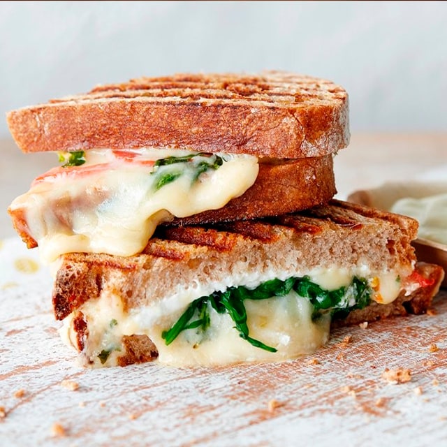 Sándwich Le club con queso tostado