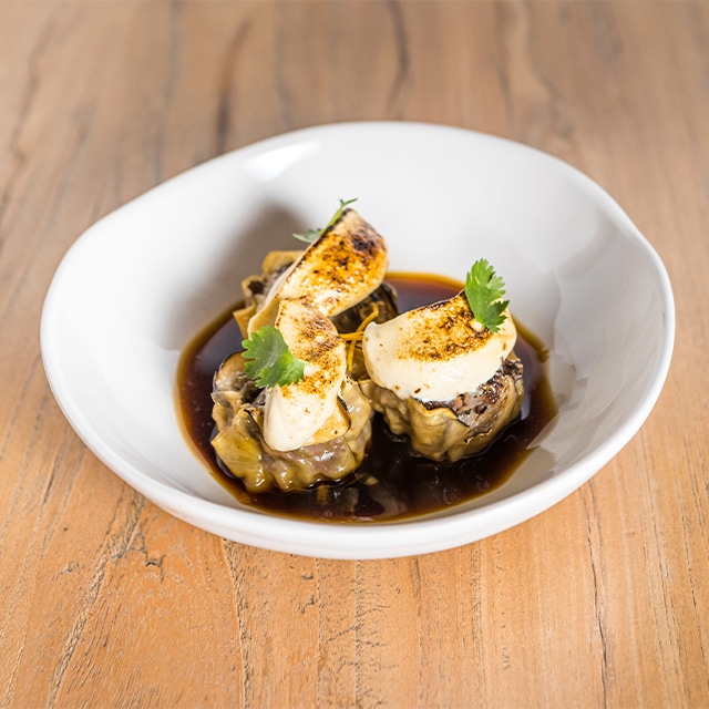 Siu mai de cerdo y langostinos con salsa de soja y yuzu con mayonesa de ajo confitado
