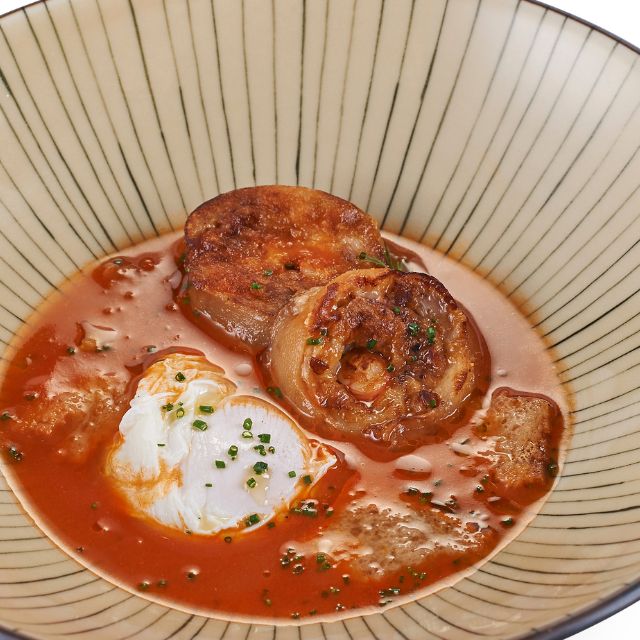 Sopa de ajo con manitas, carabineros y poché Sopa de ajo con manitas, carabineros y poché
