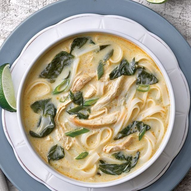 Sopa de Pollo y Coco al Curry con Fideos
