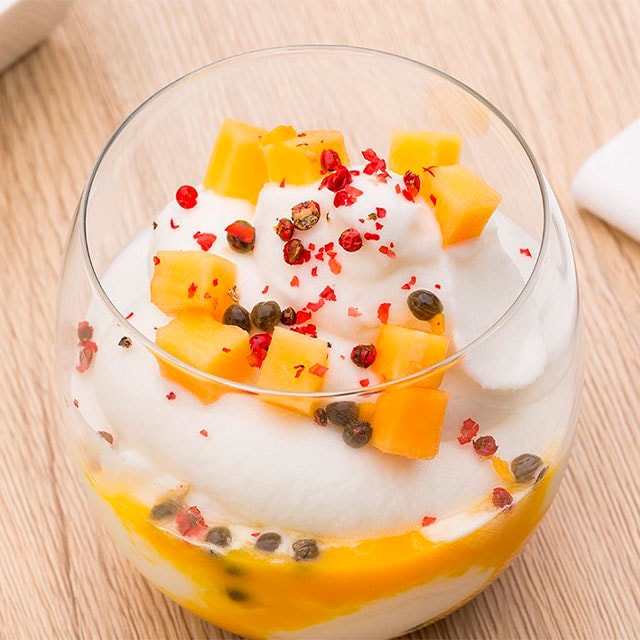 Sorbete de limón y pimienta rosa con salsa de papaya