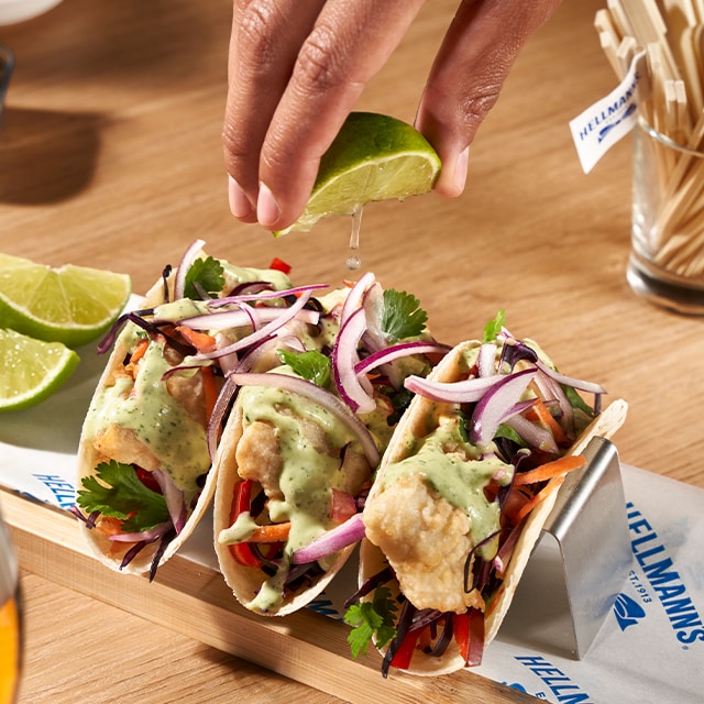 Tacos de pescado con salsa de aguacate y cilantro Tacos de pescado con salsa de aguacate y cilantro