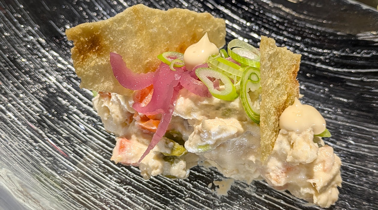 Tapa de ensaladilla de cangrejo, cebolla roja encurtida, cebolleta china y mayonesa cítrica – - Receta - UFS