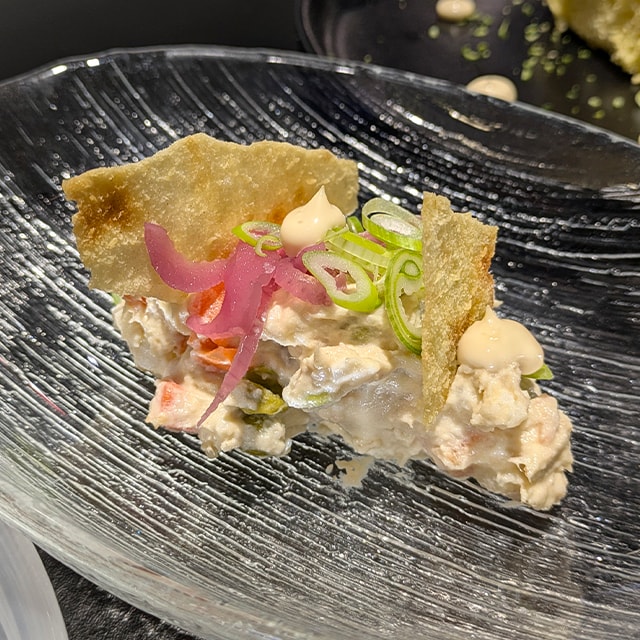Tapa de ensaladilla de cangrejo, cebolla roja encurtida, cebolleta china y mayonesa cítrica Tapa de ensaladilla de cangrejo, cebolla roja encurtida, cebolleta china y mayonesa cítrica
