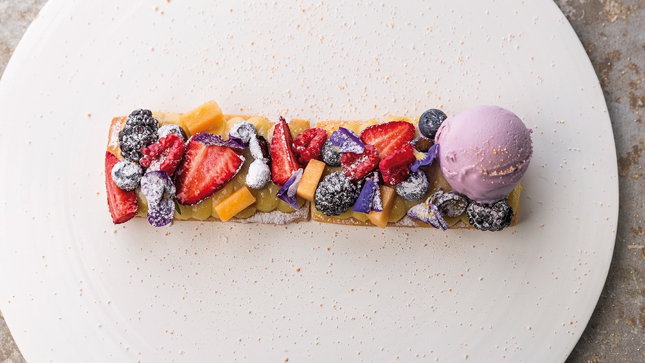 Tartaleta de crema frutos rojos y helado de violeta – – Receta UFS