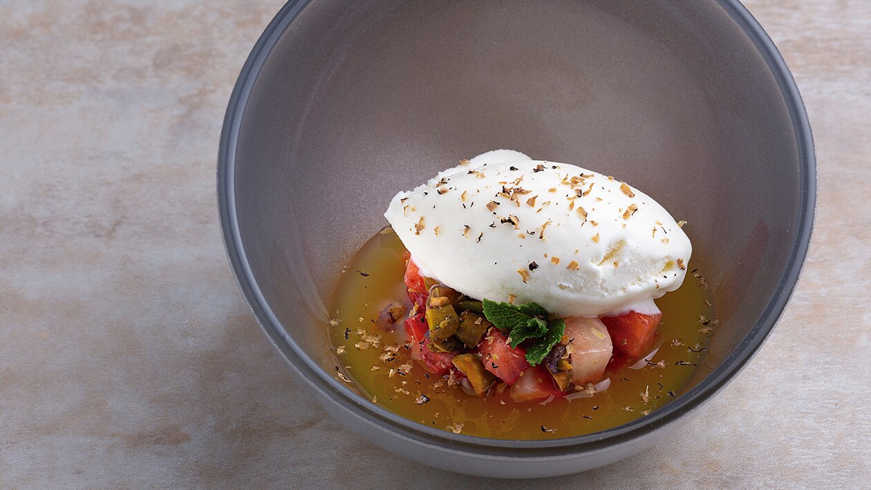 Tartar de fresas y pistachos con helado de chocolate blanco y sopa de maracuyá – - Receta - UFS Tartar de fresas y pistachos con helado de chocolate blanco y sopa de maracuyá – - Receta - UFS