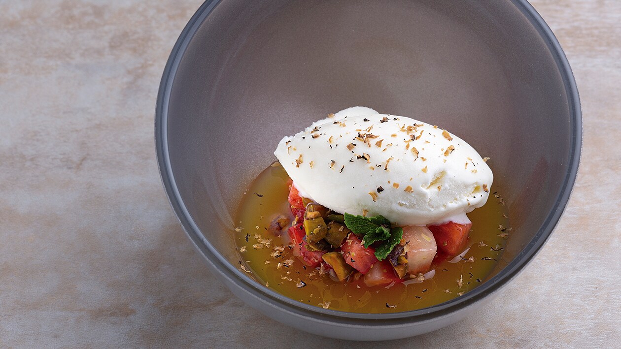 Tartar de fresas, pistachos con helado de chocolate blanco y maracuyá – - Receta - UFS