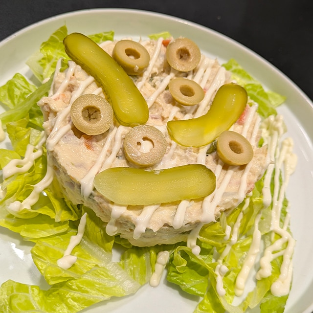 Timbal de ensaladilla de atún y encurtidos Timbal de ensaladilla de atún y encurtidos