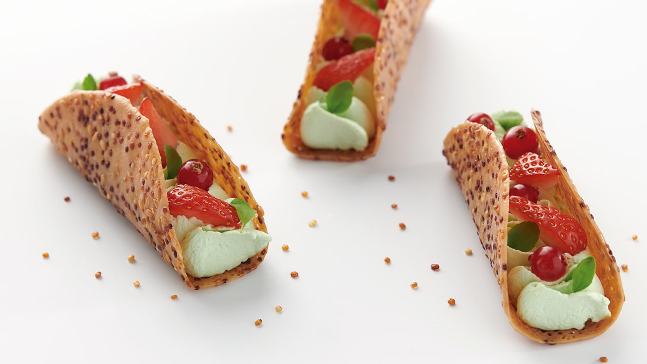 Tacos de quinoa y linaza con crema de pistachos y frutos rojos – – Receta UFS