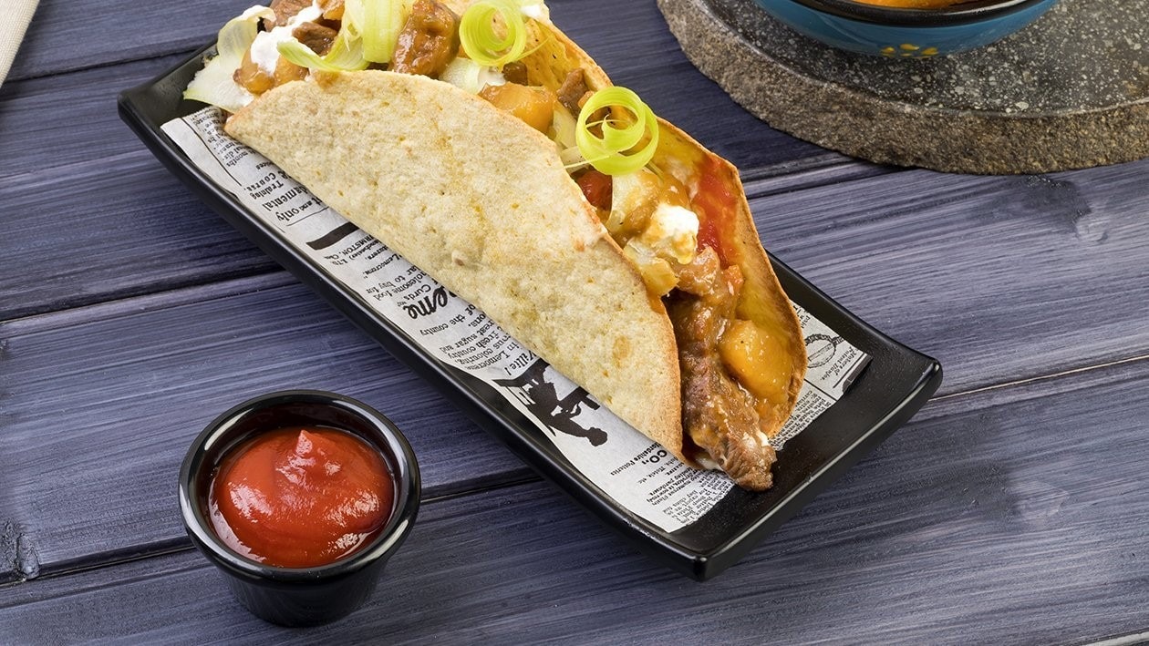 Tacos con guiso de carne y patatas, apio rizado y mozzarella con kétchup – - Receta - UFS