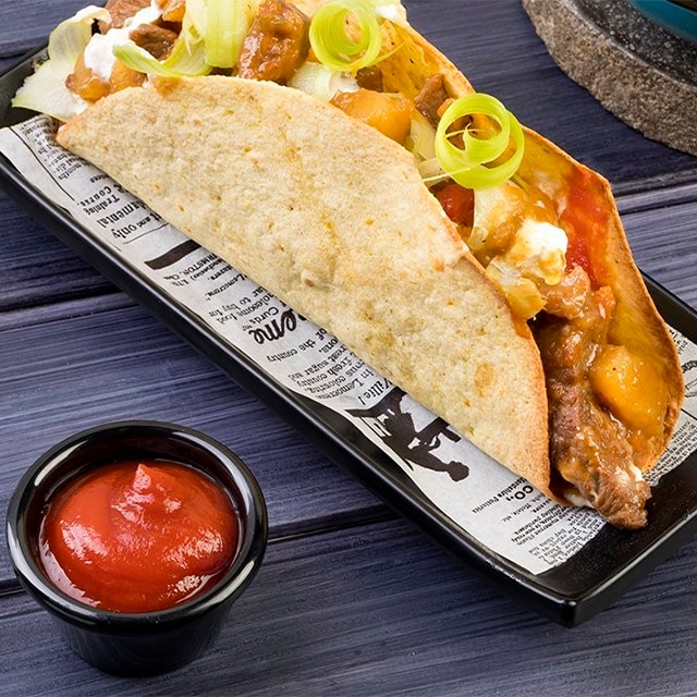 Tacos con guiso de carne y patatas, apio rizado y mozzarella Tacos con guiso de carne y patatas, apio rizado y mozzarella