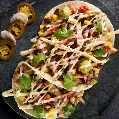 Tacos veganos mexicanos con mayonesa cítrica y salsa fina de albahaca Tacos veganos mexicanos con mayonesa cítrica y salsa fina de albahaca