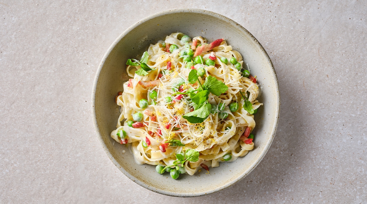 Tagliatelle cremosos con guisantes, ajo, parmesano y panceta crujiente – - Receta - UFS