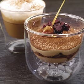 Tiramisú de avellanas con manzanas al cassis y cardamomo Tiramisú de avellanas con manzanas al cassis y cardamomo