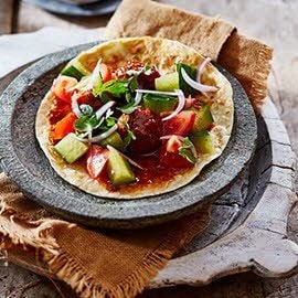 Tortilla, albóndigas con salsa de curry, pepino, tomate y cebolla roja Tortilla, albóndigas con salsa de curry, pepino, tomate y cebolla roja