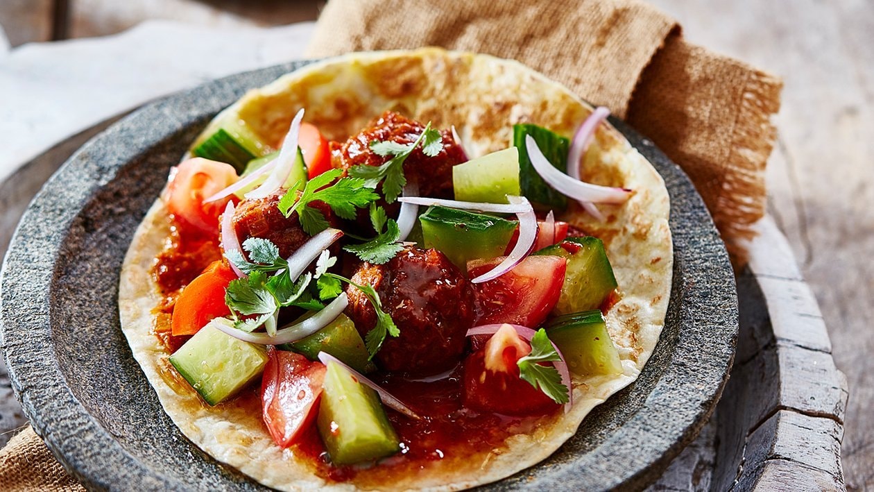 Tortilla, albóndigas con salsa de curry, pepino, tomate y cebolla roja – - Receta - UFS