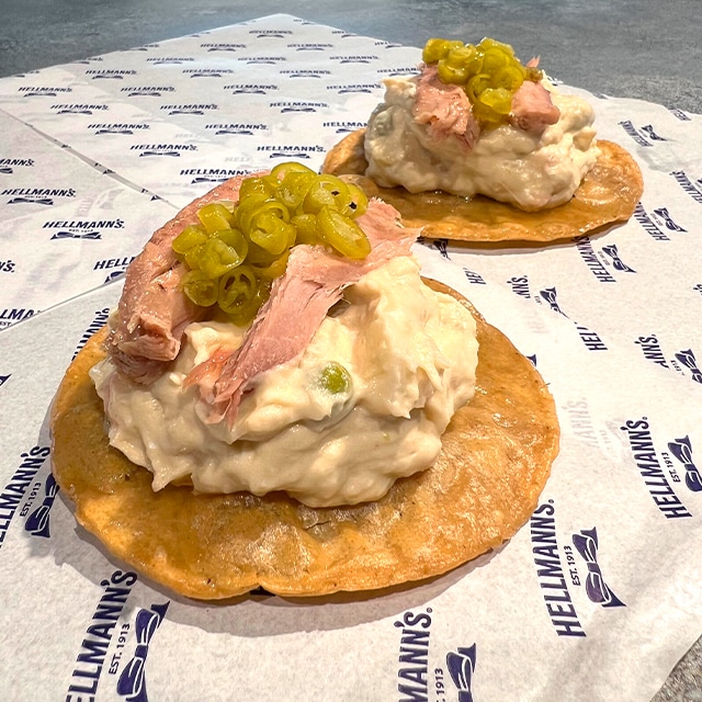Tosta de maíz crujiente con ensaladilla rusa y ventresca Tosta de maíz crujiente con ensaladilla rusa y ventresca